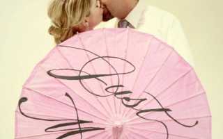 Один из лучших способов преподнести деньги на свадьбу – денежный зонт