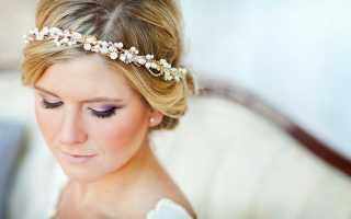 Красивый традиционный образ – свадебные прически с ободком из цветов и камней