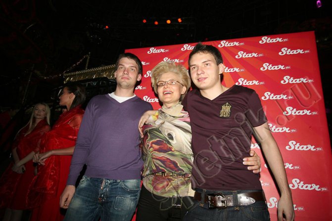 40 фото Елены Малышевой, ее семьи: мужа, сыновей, сестры и брата