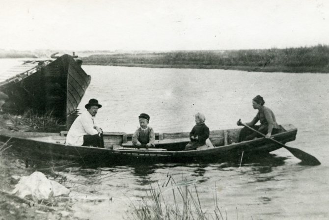 А. С. Попов с семьей на Оке, 1890 г.