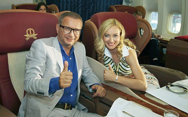 Андрей Ковалев в самолете с Булгаковой