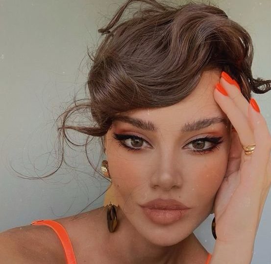 Челка на бок: виды, укладка, фото