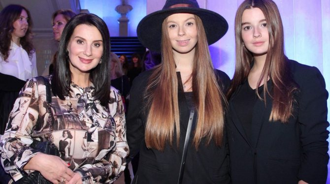 Екатерина Стриженова с дочерьми