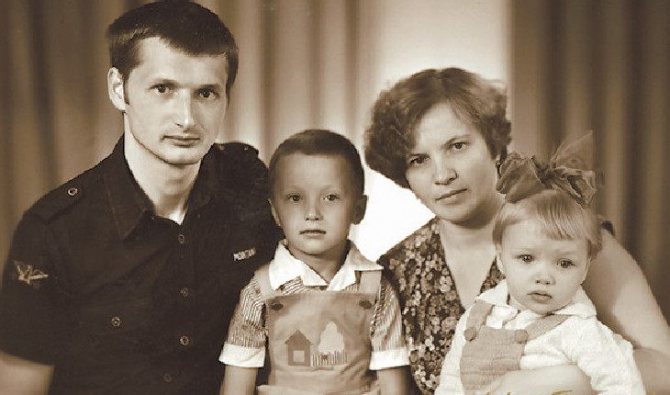 Екатерина Вилкова с родителями и братом