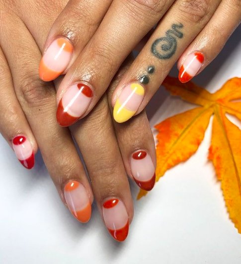 френч и лунный на миндалевидных ногтях