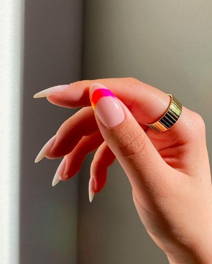 френч на длинных миндалевидных ногтях