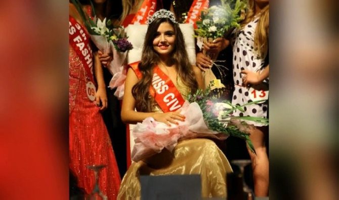 Ханде Эрчел на конкурсе красоты