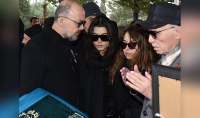 Ханде Эрчел с близкими на похоронах мамы