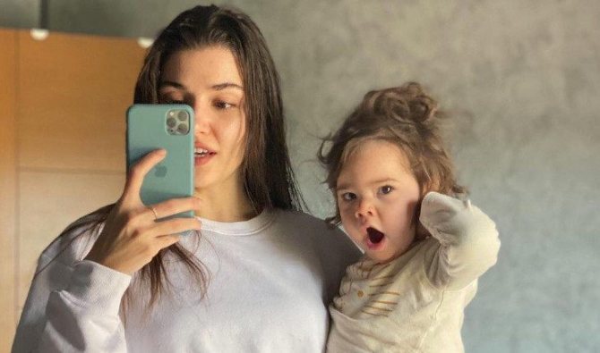 Ханде Эрчел с племянницей