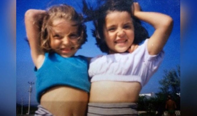 Ханде Эрчел с сестрой в детстве (справа)