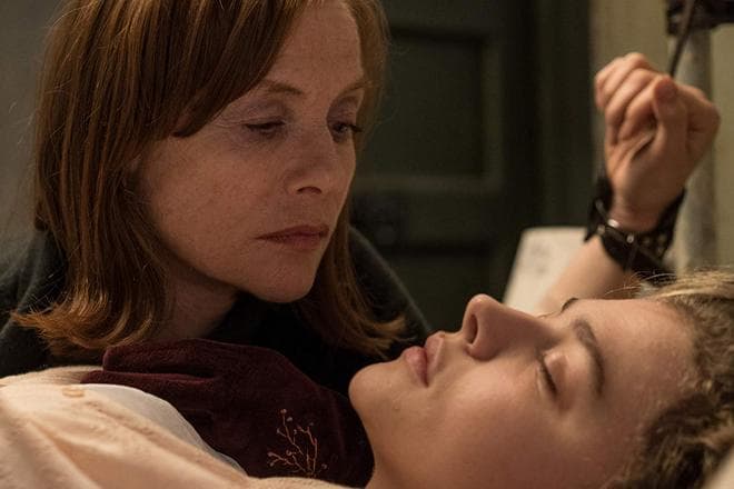 Изабель Юппер и Хлоя Морец (кадр из фильма «В объятиях лжи»)