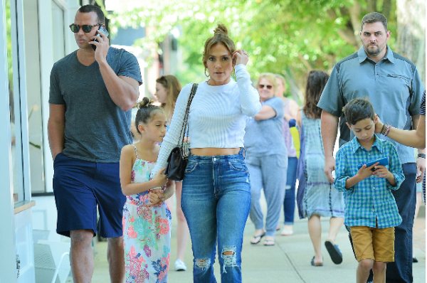 Лопес с детьми