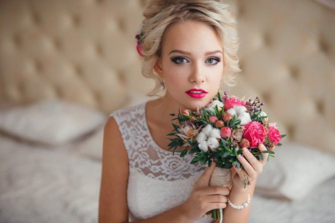 Малиновый цвет помады в образе невесты