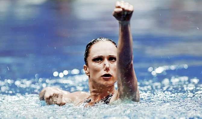 Мария Киселева в бассейне