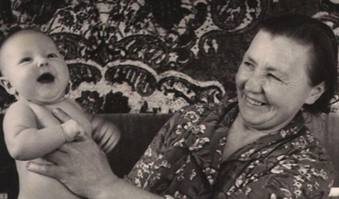 Мария Киселева в детстве с бабушкой