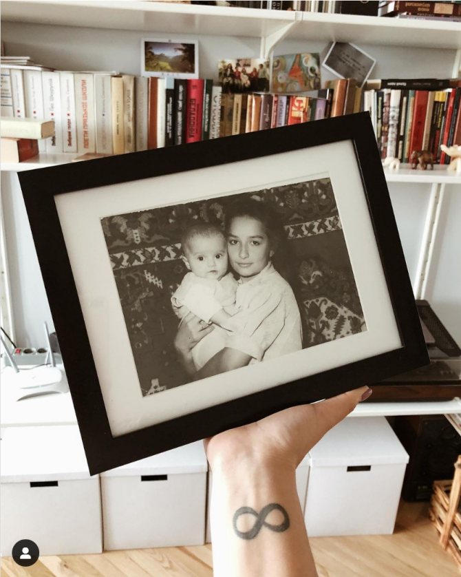 Маша Себова в детстве с мамой