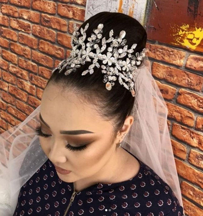 Модные свадебные диадемы 2021 фото роскошных вариантов
