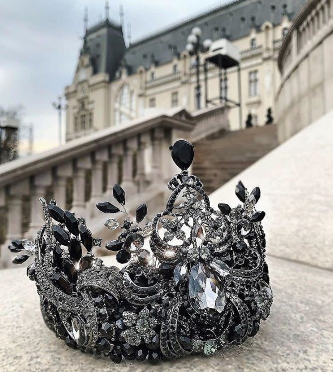 Модные свадебные диадемы 2021 фото роскошных вариантов