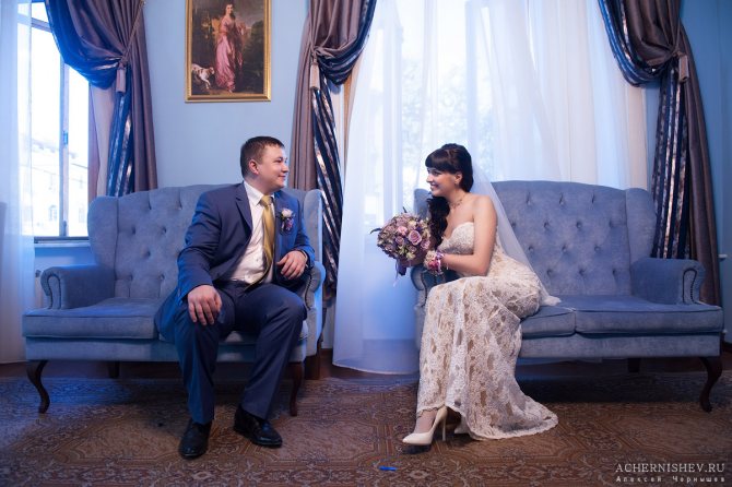 молодожены на диванчиках