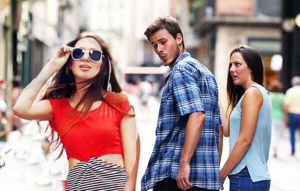 Мужчины оборачиваются вслед