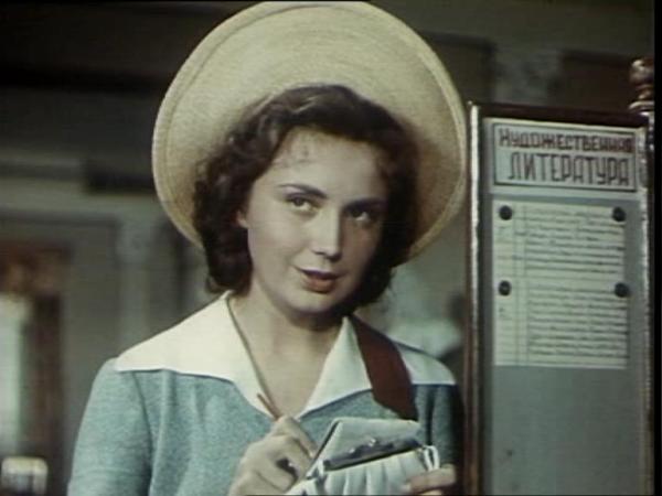 На фото: Елена Добронравова в фильме «Большая семья»