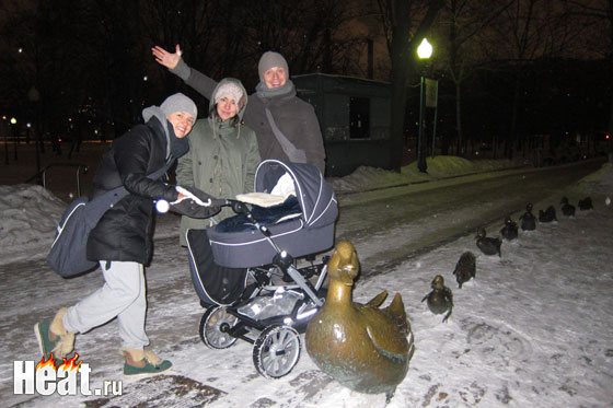 На первой прогулке, с мужем и будущей крестной Сашей Даль
