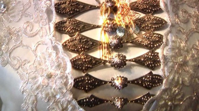 Нагрудные застежки осетинского платья невесты