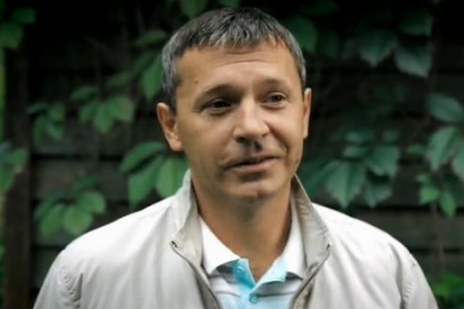 Никита Салопин в роли Геннадия Мухина / Кадр из сериала «Хорошие руки»