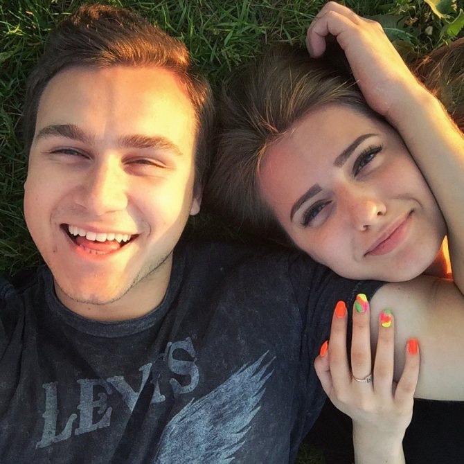 николай соболев и его девушка