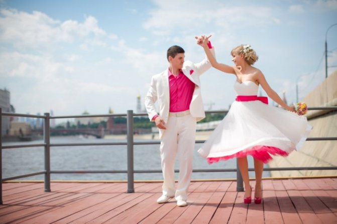 Образ невесты для свадьбы в малиновом цвете