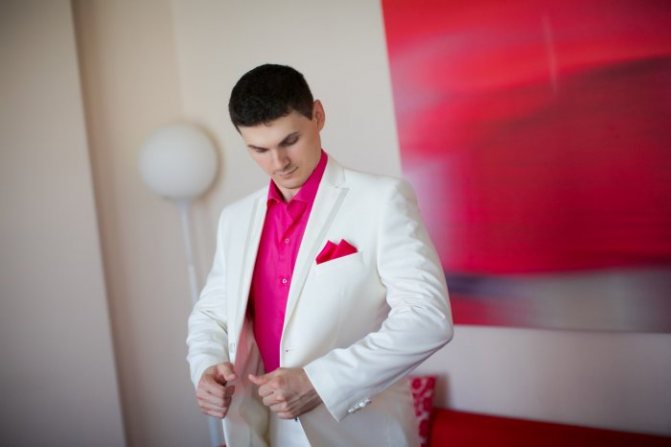Образ жениха для свадьбы в малиновом цвете