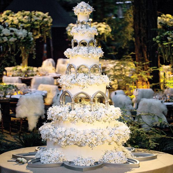 огромный многоярусный торт