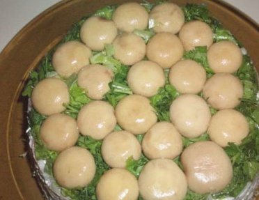 Описание: Салат с консервированными шампиньонами и куриным филе