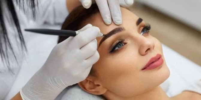 Проводится перманентный макияж бровей