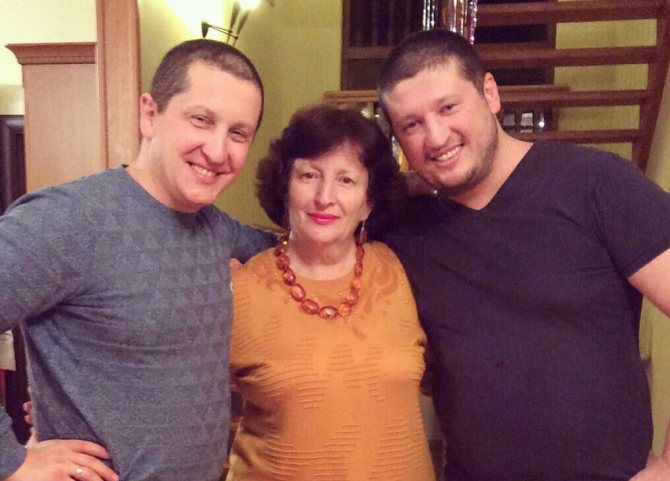 Ренат Агзамов с мамой и братом Тимуром