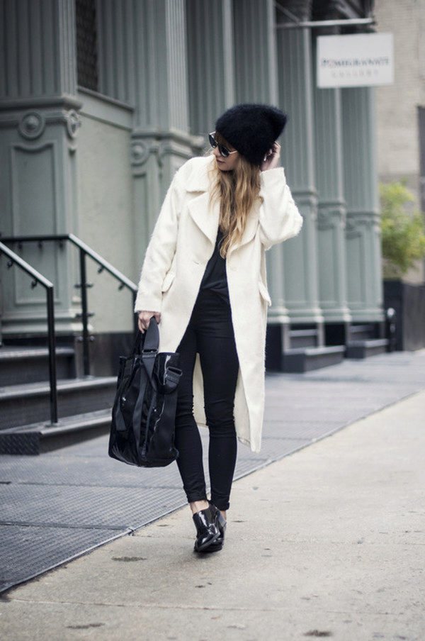 С чем носить женское пальто белого цвета зимой в 2021 году?