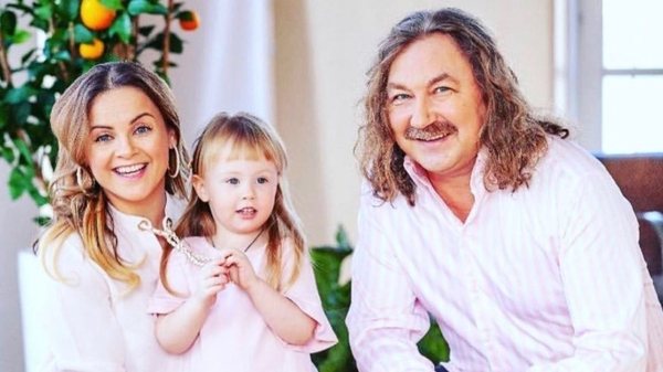 С женой Юлией и дочкой Вероникой.