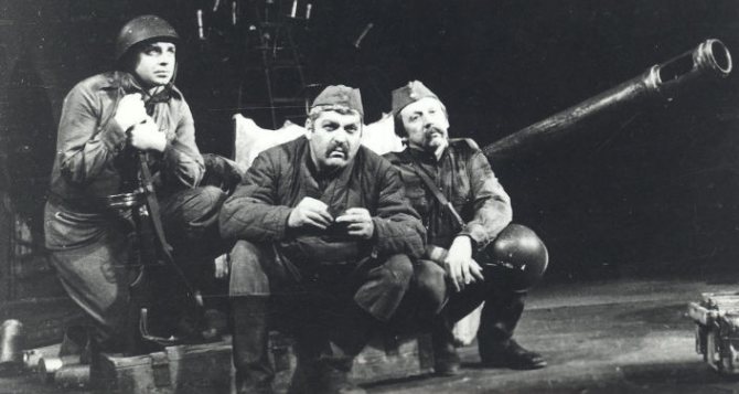 Сцена из спектакля Рядовые