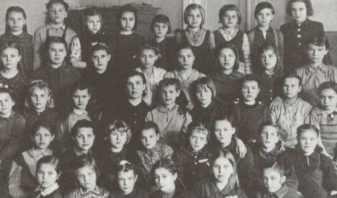 Школьное фото из архива Алисы Фрейндлих