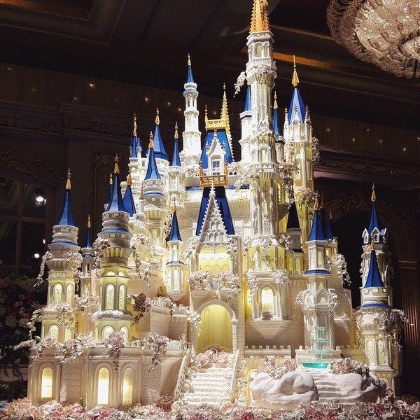 свадебный торт в виде большого замка