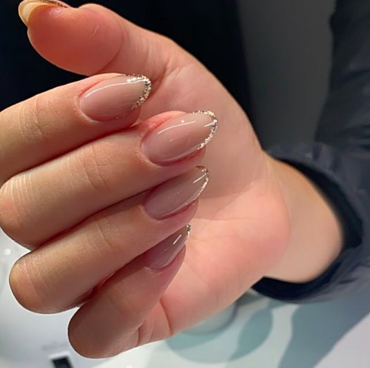 тонкий френч на миндалевидных ногтях