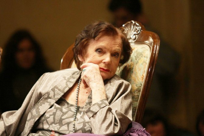 Умудренная опытом театральная актриса Галина Коновалова предложила Федорову попробовать себя в актерской профессии