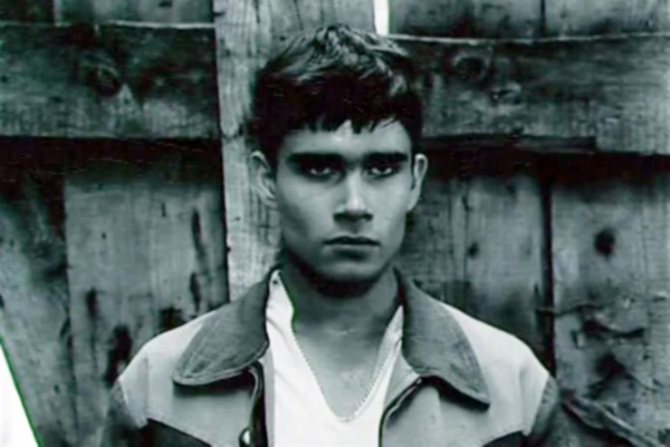 В фильме «101-й километр» герою Петра Федорова Леньке приходится несладко меж двух огней: урки предлагают ему ограбить ювелирный магазин, а госбезопасность — настучать на информаторов