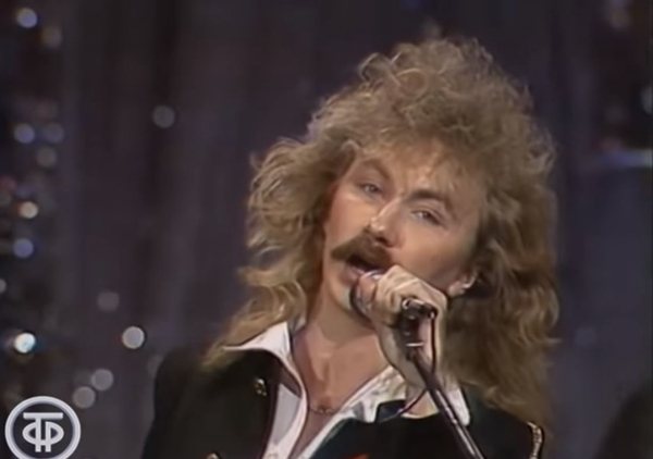 В финале «Песня-88» Игорь Николаев получил диплом за исполнение и музыку к песне «Королевство кривых зеркал»