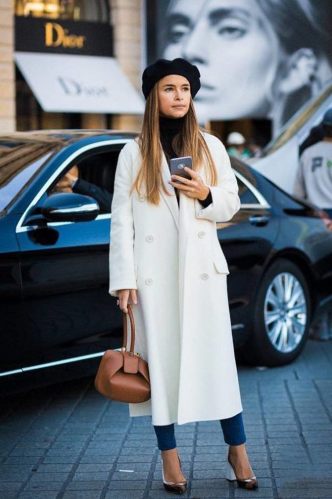 Выбираем обувь и аксессуары под белое пальто