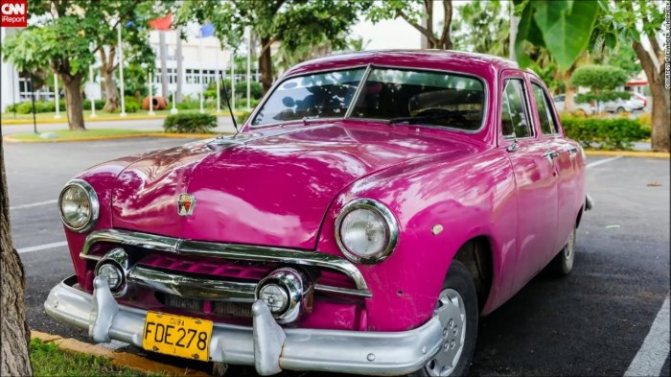 Ярко-розовый ретро авто