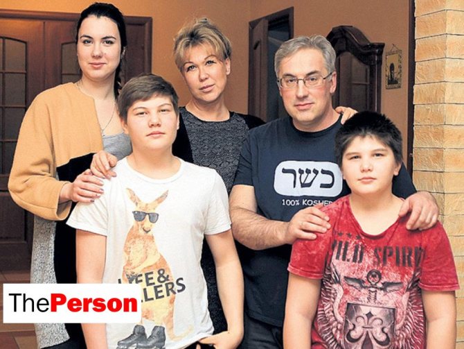 Юлия Геннадьевна Норкина с смеьей