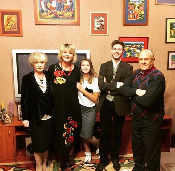 Юлия Меньшова со своими родителями и детьми