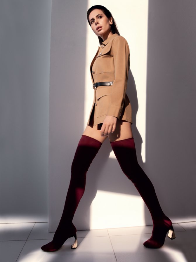 Жакет, Maje; купальник, Shan (сеть «Эстель Адони»); ремень, Gucci; ботфорты, Rosbalet