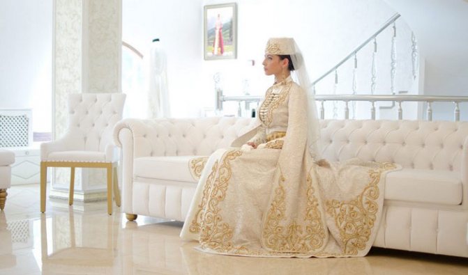 Золотая вышивка на осетинском платье новобрачной